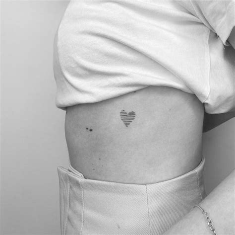 tatuajes en el pecho pequeos para mujeres|Tatuajes pequeños en el pecho para mujeres。